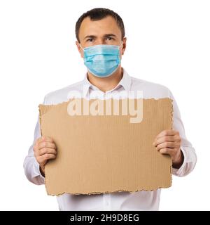 Maskierter Büroangestellter hält leere Pappblätter vor sich, isoliert auf weißem Hintergrund, Vorlage für Designer Stockfoto