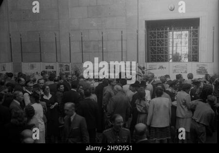 Warszawa, 1947-09-20. Muzeum Narodowe. Otwarcie wystawy pt. 800 Lecie Moskwy - Stolicy ZSRR. NZ. Pierwsi zwiedzaj¹cy. bk/mgs PAP Warschau, 20. September 1947. Nationalmuseum. Eröffnung der Ausstellung '800th Jahre Moskau - die Hauptstadt der Sowjetunion'. Im Bild: Erste Besucher. bk/mgs PAP Stockfoto