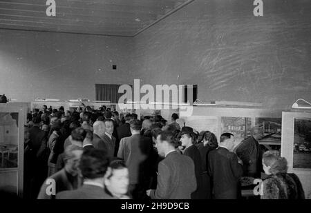 Warszawa, 1947-09-20. Muzeum Narodowe. Otwarcie wystawy pt. 800 Lecie Moskwy - stolicy ZSRR. wb/gr PAP Warschau, 20. September 1947. Nationalmuseum. Die Eröffnung der Ausstellung mit dem Titel "800th Jahre Moskau - die Hauptstadt der Sowjetunion." wb/gr PAP Stockfoto