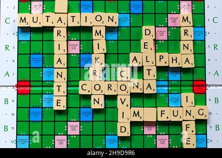 Scrabble Spielbrett mit Corona verwandten Wörtern Stockfoto