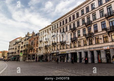 BRÜSSEL, BELGIEN - 18. DEZEMBER 2018: Gebäude am Barvis-Platz in Brüssel, der Hauptstadt Belgiens Stockfoto