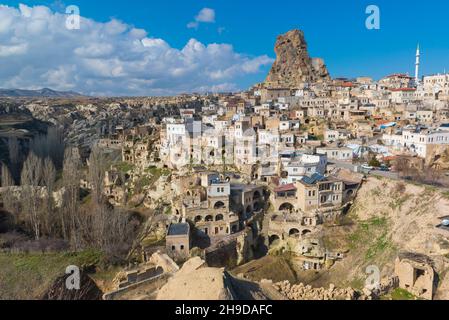 Blick über die Stadt Ortahisar. Kappadokien, Türkei. Stockfoto