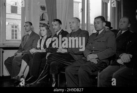 Warszawa, 1947-09-24. Wrêczenie nagród Komisji Centralnej Zwi¹zków Zawodowych w kursie na najlepszy pamiêtnik robotniczy z okupacji. NZ. Laureaci, od lewej: Kazimierz Szymczak z Pañstwowych Zak³adów Emerytalnych w Warszawie (i nagroda), Irena Nieznaniec z Poznania (II nagroda), Marian Karol Knot (3 nagroda), Zenon Wa³g kamasznik z Wo³owa w woj. wroc³awskim (IV nagroda), Stanis³aw bk Gdañska/plik Warschau, 24. September 1947. Preisverleihung im Wettbewerb um die besten Memoiren der Arbeiter aus dem Jahr WW2. Im Bild: Preisträger, von links Kazimierz Szymcza Stockfoto