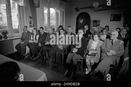 Warszawa, 1947-09-24. Wrêczenie nagród Komisji Centralnej Zwi¹zków Zawodowych w kursie na najlepszy pamiêtnik robotniczy z okupacji. NZ. Laureaci, od lewej: Kazimierz Szymczak z Pañstwowych Zak³adów Emerytalnych w Warszawie (i nagroda), Irena Nieznaniec z Poznania (II nagroda), Marian Karol Knot (3 nagroda), Zenon Wa³g kamasznik z Wo³owa w woj. wroc³awskim (IV nagroda), Maria nagrodlik Stanis³aw (IV nagroda), IV Gdañska Bocheñska Emil Jerzyk (wyró¿nienie). bk/mgs PAP Warschau, 24. September 1947. Preisverleihung im Wettbewerb für Stockfoto