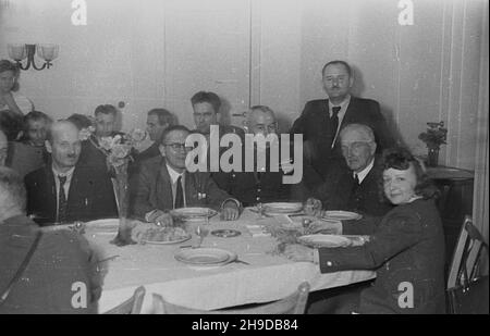 Warszawa, 1947-09-24. Laureaci i uczestnicy konkursu Komisji Centralnej Zwi¹zków Zawodowych na najlepszy pamiêtnik robotniczy z okupacji podczas uroczystego obiadu. wb PAP Warschau, 24. September 1947. Teilnehmer und Gewinner eines Wettbewerbs, der von der Zentralgewerkschaftskommission für die besten Erinnerungen der Kriegsarbeiter während eines feierlichen Abendessens organisiert wurde. wb PAP Stockfoto