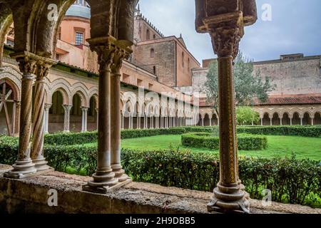 Kreuzgang, Benediktinerkloster, Kathedrale Santa Maria Nuova, Monreale, Sizilien, Italien Stockfoto