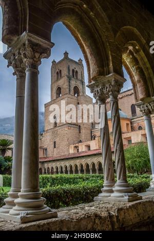 Kreuzgang, Benediktinerkloster, Kathedrale Santa Maria Nuova, Monreale, Sizilien, Italien Stockfoto