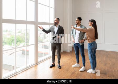 Immobilienmakler Zeigt Junge Käufer Neue Immobilie Stockfoto