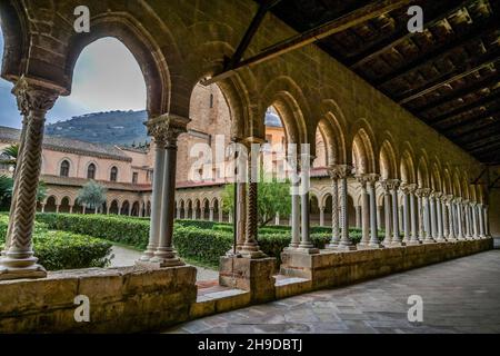 Kreuzgang, Benediktinerkloster, Kathedrale Santa Maria Nuova, Monreale, Sizilien, Italien Stockfoto