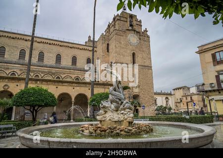 Brunnen auf der Piazza Vittorio Emanuele, Kathedrale Santa Maria Nuova, Monreale, Sizilien, Italien Stockfoto