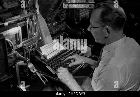 Warszawa, 1947-09-26. DRUKARNIA Spó³dzielni Wydawniczej Czytelnik przy ul. Marsza³kowskiej. Cykl produkcji dziennika gospodarczego pt. Rzeczpospolita. NZ. sk³adacz (zecer) maszynkowy Wierzbicki pracuje na linotypie (sk³ada ca³e linijki tekstu). bk/mgs PAP Warschau, 26. September 1947. Druckerei der Czytelnik-Verlagsgenossenschaft in der Marszalkowska-Straße. Produktion der Wirtschaftszeitung Rzeczpospolita. Im Bild: Der Schriftsetzer Wierzbicki arbeitet an einem linotyp. bk/mgs PAP Stockfoto