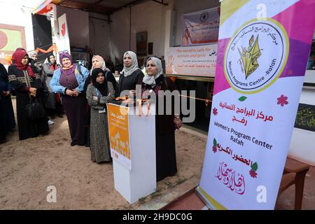 Am 6. Dezember 2021 besuchen Palästinenser im Rahmen einer Kampagne zur Sensibilisierung für Gewalt gegen Frauen im Gazastreifen eine Kunstausstellung. Stockfoto