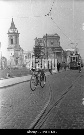 Warszawa, 1947-09-28. Plac Trzech Krzy¿y. Pierwszy powojenny Wyœcig Kolarski Dooko³a Polski na trasie Kraków–Warszawa (VI Tour de Pologne). NZ. Kolarze na finiszu ostatniego etapu £ódŸ – Warszawa. W tle ruiny koœcio³a pw. œw. Aleksandra i tramwaj linii nr 9. bk/ppr PAP Warschau, 28. September 1947. Trzech Krzyzy Platz. Das erste Radrennen um Polen nach dem Krieg (VI Tour de Pologne) von Krakau nach Warschau. Im Bild: Radler im Ziel der letzten Etappe von Lodz nach Warschau. Im Hintergrund Ruinen der St. Alexander Kirche und eine Straßenbahn Nr. 9. bk/mgs PAP Stockfoto