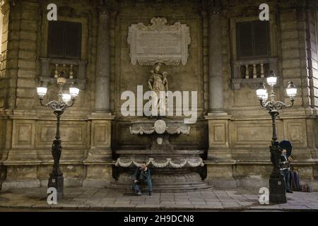 Piazza Quattro Canti, Ecke zum Viertel Seralcadio mit Schutzheiliger Ninfa, Palermo, Sizilien, Italien Stockfoto