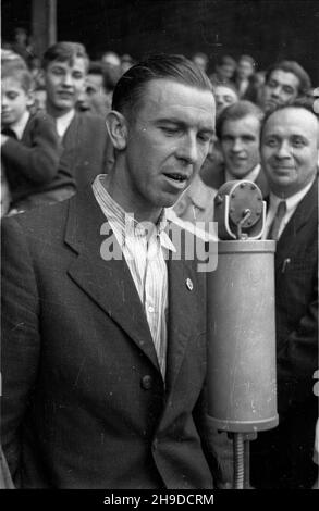 Warszawa, 1947-09-28. Pierwszy powojenny Wyœcig Kolarski Dooko³a Polski na trasie Kraków–Warszawa (VI Tour de Pologne). Meta ostatniego etapu £ódŸ-Warszawa na stadionie Wojskowego Klubu Sportowego Legia. NZ. Przed mikrofonem jeden z organizatorów. bk/mgs PAP Krakau, 25. September 1947. Das erste Radrennen nach dem Krieg um Polen (VI Tour de Pologne) von Krakau nach Warschau. Das Ziel der letzten Etappe Lodz-Warschau auf dem Stadion des Militärsportvereins Legia. Im Bild: Einer der Organisatoren. bk/mgs PAP Stockfoto