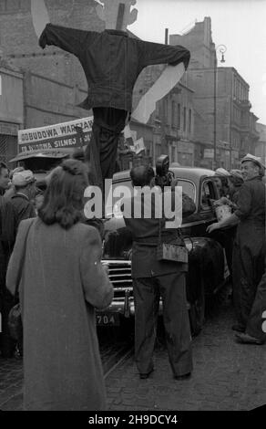 Warszawa, 1947-09-28. Kwesta na odbudowê Warszawy. Studenci zbieraj¹ pieni¹dze na ul. Marsza³kowskiej. NZ. Kierowca zatrzymanego samochodu daje datek pieniê¿ny do skarbonki. Studenci nios¹ transparent z has³em: Odbudowa Warszawy to budowa silnej Polski. Ty³em Operator Polskiej Kroniki Filmowej W³adys³aw Forbert. bk/mgs PAP Warschau, 28. September 1947. Straßenkollektion für den Wiederaufbau in Warschau. Studenten sammeln Spenden in der Marszalkowska Straße. Im Bild: Ein Fahrer legt eine Spende in eine Geldbox. Studenten tragen ein Banner mit der Aufschrift: Der Wiederaufbau in Warschau baut den storn Polen. bk/mgs Stockfoto