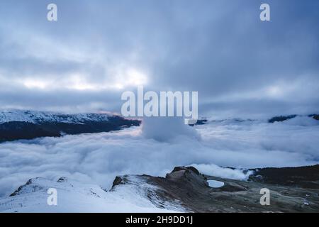 Nebliger Himmel bei Sonnenaufgang über Berggipfeln und Grindelwald, Mannlichen, Jungfrau Region, Kanton Bern, Schweiz Stockfoto