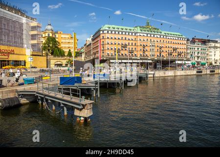 Stockholm, Schweden - 25. Juni 2016: Schiffe vertäuten im Hafen von Gamla Stan, der alten historischen Stadt von Stockholm. Stockfoto