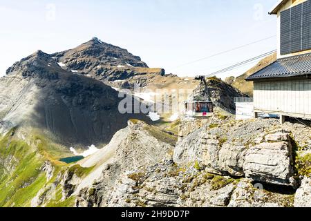 Schilthorn-Seilbahn zum Restaurant Piz Gloria auf der Bergspitze, Murren Birg, Jungfrau Region, Kanton Bern, Schweiz Stockfoto