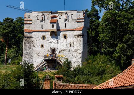 Der weiße Turm der Stadt Brasov in Rumänien Stockfoto