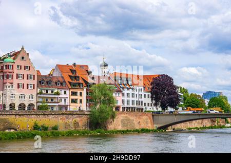 Ulm, Baden-Württemberg, Deutschland: Donauufer mit Wohnfassaden und Teilen der historischen Stadtmauer bei der Herdbrücke. Stockfoto