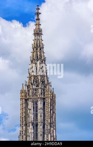 Der Turm des westlichen Kirchturms des gotischen Münster von Ulm, Baden-Württemberg, Deutschland. Stockfoto