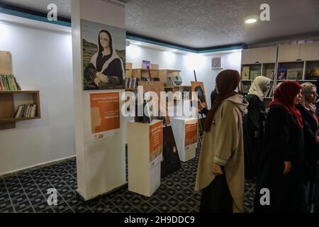 Am 6. Dezember 2021 besuchen Palästinenser im Rahmen einer Kampagne zur Sensibilisierung für Gewalt gegen Frauen im Gazastreifen eine Kunstausstellung. Stockfoto