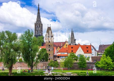 Ulm, Baden-Württemberg, Deutschland: Die historischen Häuser des Fischerviertels, die alte Stadtmauer, der Schiefe Turm (Metzgerturm). Stockfoto