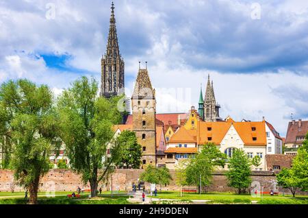 Ulm, Baden-Württemberg, Deutschland: Die historischen Häuser des Fischerviertels, die alte Stadtmauer, der Schiefe Turm (Metzgerturm). Stockfoto