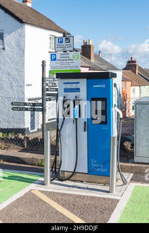 Swarco EV Schnellladegerät für Elektroautos auf einem öffentlichen Parkplatz in Ross-on-Wye, Herefordshire Stockfoto