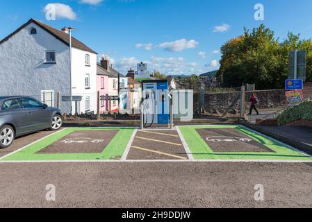 Swarco EV Schnellladegerät für Elektroautos auf einem öffentlichen Parkplatz in Ross-on-Wye, Herefordshire Stockfoto