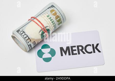 Taschkent, Usbekistan - 22. November 2021: Haufen von US-Dollar und Merck-Karte. Merck – Logo und Bargeld des multinationalen pharmazeutischen Unternehmens Stockfoto