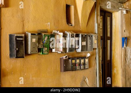 Einige alte Briefkästen für Briefe und Nachrichten in Brasov, Rumänien, 12. August 2021 Stockfoto