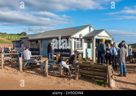 Leute vor dem Beachhouse Cafe und Restaurant in South Milton Sands, Thurlestone, South Hams, Devon Stockfoto