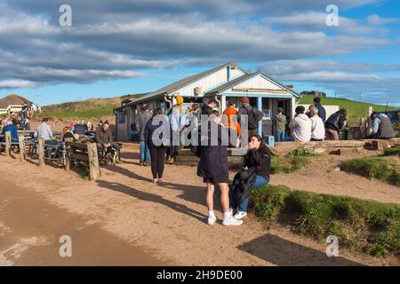 Leute vor dem Beachhouse Cafe und Restaurant in South Milton Sands, Thurlestone, South Hams, Devon Stockfoto