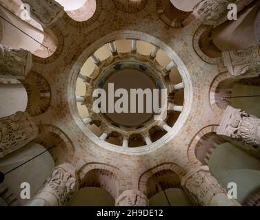 Neuvy-Saint-Sépulcher, Stiftskirche St-Jacques, Rotunde, Blick in die Kuppel, im unteren Geschoss 11 Säulen, im Obergeschoß 12 Säulen Stockfoto