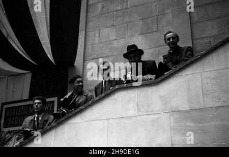 Warszawa, 1947-09-30. Wizyta prezydentów stolic pañstw s³owiañskich w Warszawie. Zwiedzanie Muzeum Narodowego. NZ. Fotoreporterzy na schodach w g³ównym holu obserwuj¹ goœci. Drugi z lewej Operator Polskiej Kroniki Filmowej Karol Szczeciñski. bk/mgs PAP Warschau, 30. September 1947. Bürgermeister der Hauptstädte der slawischen Länder in Polen. Ein Besuch im Nationalmuseum. Im Bild: Fotojournalisten in der Lobby. Zweiter links der polnische Kameramann Karol Szczecinski aus Newsreel. bk/mgs PAP Stockfoto