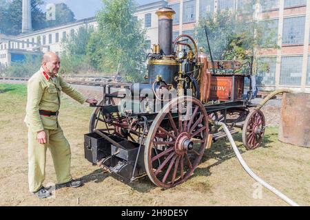 ZAMBERK, TSCHECHIEN - 15. SEPTEMBER 2018: Feuerwehrmann in traditioneller Uniform mit Dampfpumpenfeuerwerk in den alten Maschinen und Technologien Stockfoto