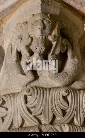 Neuvy-Saint-Sépulcher, Stiftskirche St-Jacques, Rotunde, Säulenkapitell mit Fabelwesen Stockfoto