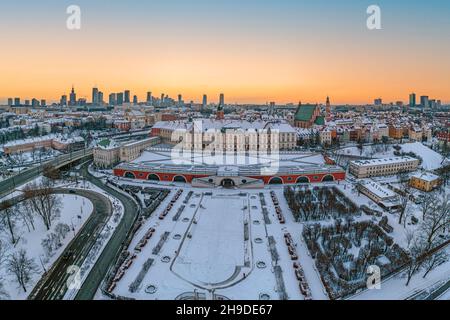 Warschauer Königsschloss, schneebedeckte Dächer und entferntes Stadtzentrum bei Dämmerung, Luftpanorama im Winter Stockfoto