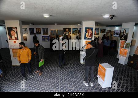 Am 6. Dezember 2021 besuchen Palästinenser im Rahmen einer Kampagne zur Sensibilisierung für Gewalt gegen Frauen im Gazastreifen eine Kunstausstellung. Stockfoto