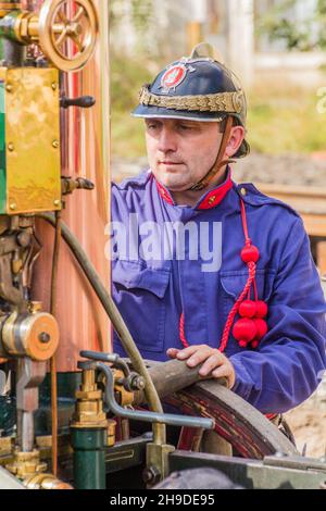 ZAMBERK, TSCHECHIEN - 15. SEPTEMBER 2018: Feuerwehrmann in traditioneller Uniform mit Dampfpumpenfeuerwerk in den alten Maschinen und Technologien Stockfoto