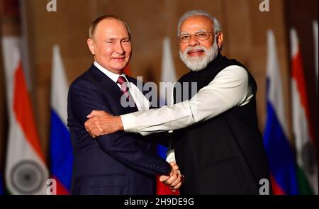 Neu-Delhi, Indien. 6th. Dezember 2021.der indische Premierminister Narendra Modi begrüßt den russischen Präsidenten Wladimir Putin vor seinem Treffen im Hyderabad-Haus in Neu-Delhi.Quelle: PRASOU/Alamy Live News Stockfoto