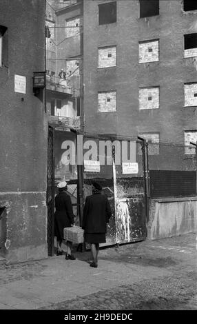 Warszawa, 1947-10. Zgromadzenie Sióstr Urszulanek SERCA Jezusa Konaj¹cego, zwanych te¿ urszulankami szarymi, na Powiœlu. NZ. Odbudowywany dom zakonny. wb/gr PAP Dok³adny dzieñ wydarzenia nieustalony. Warschau, 1947. Okt. Kongregation der Ursulinen vom Herzen Jesu im Sterben, auch Graue Ursulinen genannt, im Bezirk Powisle. Im Bild: Das wiederaufgebaute Haus der Ursulinen. wb/gr PAP Stockfoto