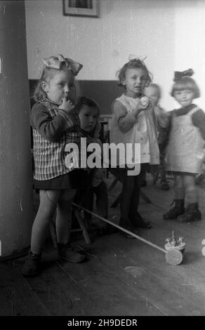 Warszawa, 1947-10. Zgromadzenie Sióstr Urszulanek SERCA Jezusa Konaj¹cego, zwanych te¿ urszulankami szarymi, na Powiœlu. NZ. Dzieci w przedszkolu przy domu zakonnym ss. Urszulanek. wb/gr PAP Dok³adny dzieñ wydarzenia nieustalony. Warschau, 1947. Okt. Kongregation der Ursulinen vom Herzen Jesu, die sterben, auch die Grauen Ursulinen genannt. Im Bild: Kinder in einem Kindergarten im Kloster Ursuline. wb/gr PAP Stockfoto