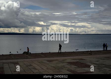 Ufer des Onega-Sees in der Stadt Petrosawodsk, Russland, ausdrucksstarke Wolken über dem Wasser Stockfoto