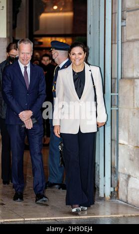 Paris, Frankreich. 06th Dez 2021. Kronprinzessin Victoria von Schweden verlässt am 06. Dezember 2021 den Pavillon Vendome in Paris, nachdem sie an einem französisch-schwedischen Wirtschaftsgipfel teilgenommen und eine Rede gehalten hat.Quelle: Albert Nieboer/Netherlands OUT/Point de Vue OUT/dpa/Alamy Live News Stockfoto