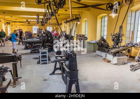 ZAMBERK, TSCHECHIEN - 15. SEPTEMBER 2018: Fabrik aus dem 19th. Jahrhundert, ausgestattet mit Linienschächten und Riemen im Museum für Alte Maschinen und Technologien (Muzeum st Stockfoto