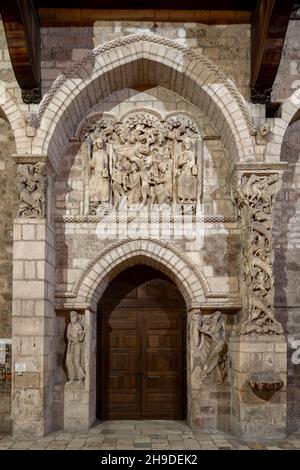 Souillac, ehemalige Abteikirche Sainte-Marie, Portalskulpturen, im 17. Jahrhundert ins Innere transloziert Stockfoto