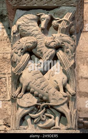 Souillac, ehemalige Abteikirche Sainte-Marie, Portalskulpturen, im 17. Jahrhundert ins Innere transloziert, kleiner Bestienpfeiler Stockfoto